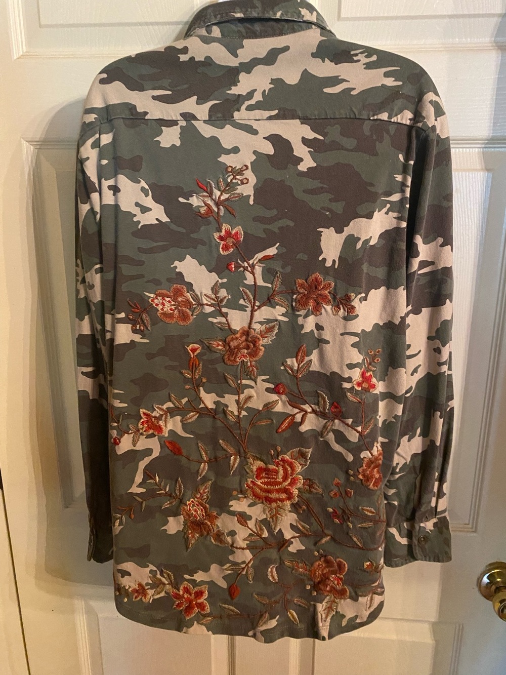 Caite med Embroidered Floral Camo Women's Shirt - Olive Green